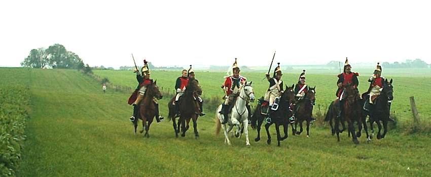 Au pied de la butte du lion, pour le plus grand plaisir des spectateurs,  l'endroit mme o la cavalerie francaise (dont le 2me Rgt de Dragons faisait partie) crivit les ses plus belles pages d'histoire, quelques passionns essaient de faire revivre ces moments piques.               Dans le fond, les hauteurs de La belle alliance.