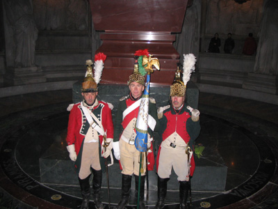 Claude (Trompette), G�rard (Lt.), Thierry (Colonel)   devant le tombeau de l'empereur Napol�on.