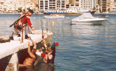 While Gerard fights valiantly with the sabre, Claude undertake an operation of skirting to rise on the pier. 