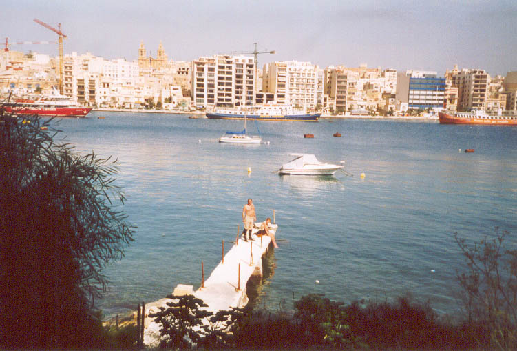The pier is now  on the hands of the 2me Rgt of SWIMMING-DRAGOONS which makes it possible for our cantinière to benefit from the last rays of the sun.               Some words about Uniformology :  The bathing suit of the SWIMMING-DRAGOONS was green with a red braid while those of the trumpetter had the reversed colors i.e red with green braid. Moreover, the officers had a silver galon on the edge of the bathing suit.