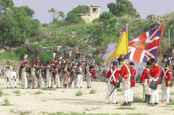 Pendant qu'un bataillon de chasseurs maltais s'apprte  ouvrir le feu, la cavalerie attend son tour de rentrer en action.