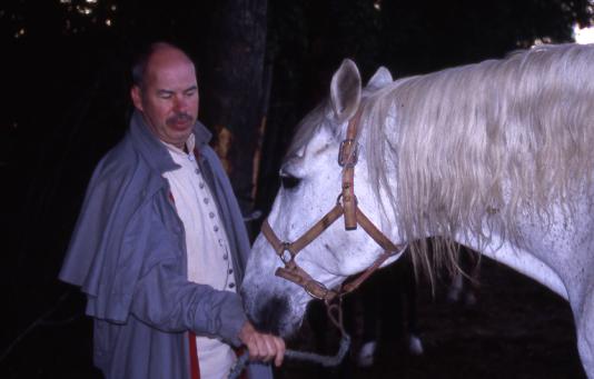 Entre le cavalier et le cheval s'établissent souvent des liens d'amitié. 