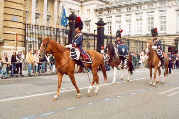 Thierry Bl. ,le Timbalier et Grard escortant la musique de la gendarmerie de 1830.         (Photo Mme Frippiat)    Remarquer que les rnes du cheval du Timbalier sont relies aux triers pour lui permettre d'utiliser ses 2 mains.